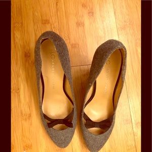 LC Gray Cloth Heels, Size 7